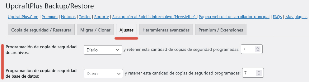 Configuración del plugin UpdraftPlus para hacer copias de seguridad programadas.